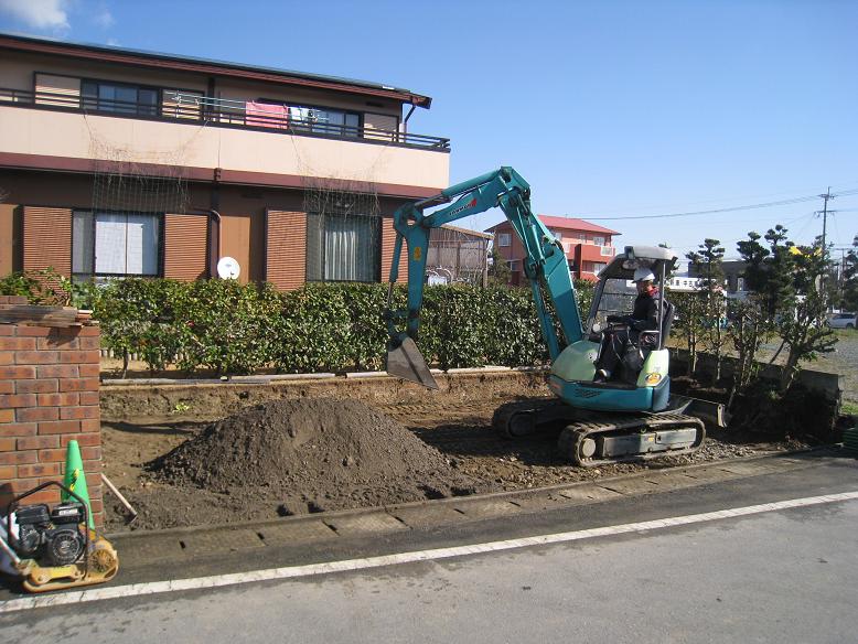 駐車場の砕石敷き、転圧