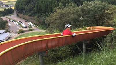 高取山空に飛び出すすべり台