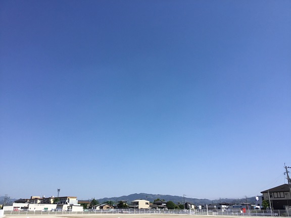 空が青い