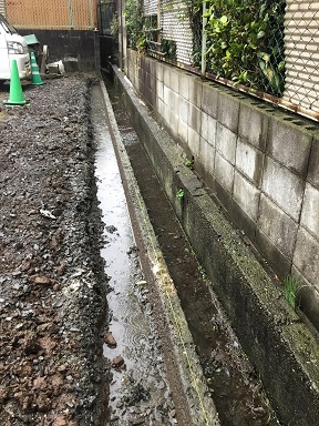 掘削したところに雨